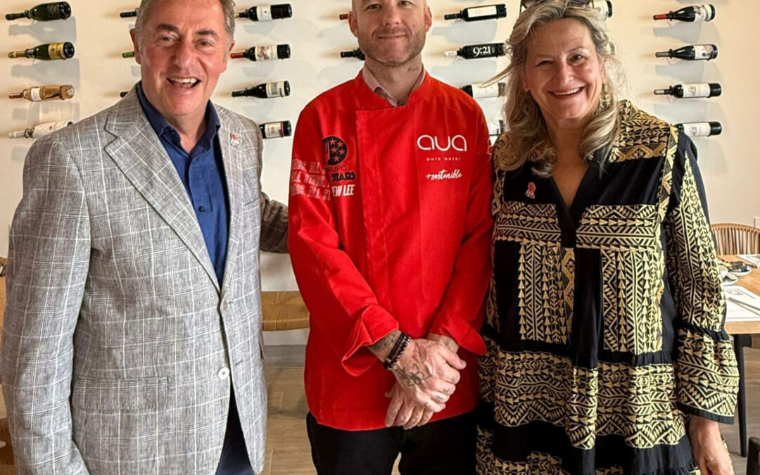 All Stars Mijas. Nueva chaquetilla roja para Mathew Lee por su “Koala Catering & Events”