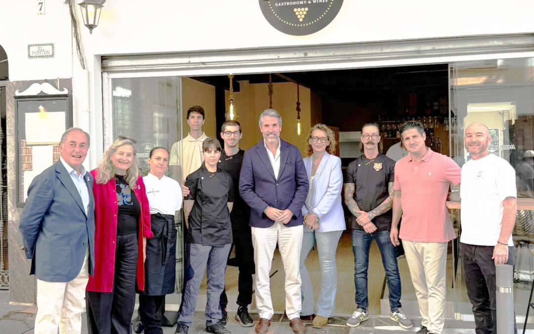 Juan Carlos Maldonado, Segundo Teniente de Alcalde y Concejal del Área de Desarrollo Económico del Ayuntamiento de Mijas, recibe el distintivo de excelencia All Stars